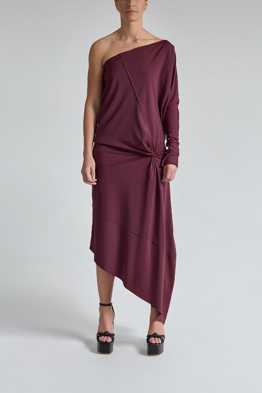 VESTIDO HOMBRO CON MANGA
